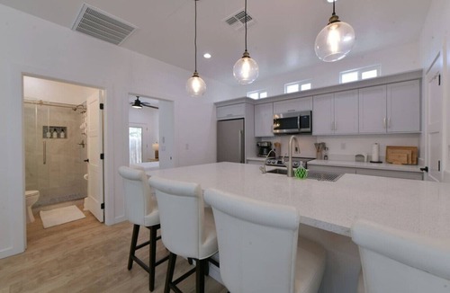 Feldman's House | Elegant Casita half Mile to UA