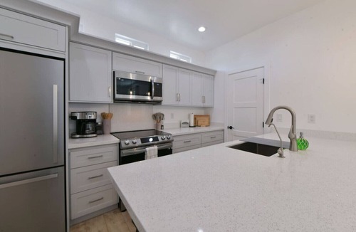 Feldman's House | Elegant Casita half Mile to UA