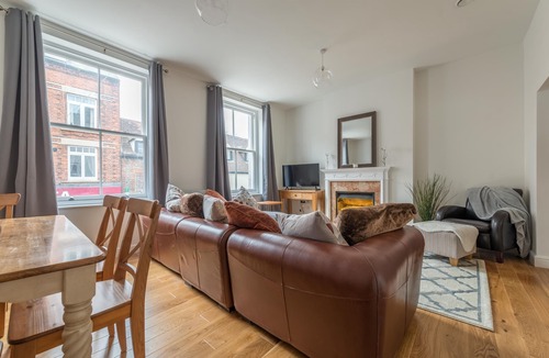 Henley Apartment | Elegant Central Henley Apartment