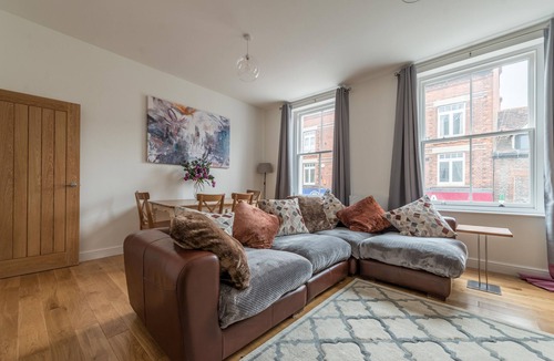 Henley Apartment | Elegant Central Henley Apartment