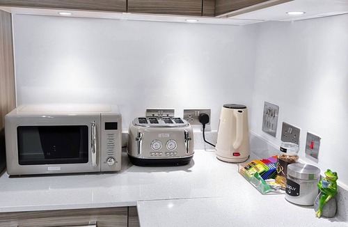 Highams Park House | Elegant Clean & Modern 2-Bed Flat with Balcony Views