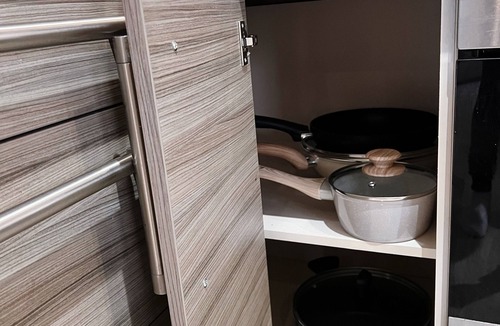 Highams Park House | Elegant Clean & Modern 2-Bed Flat with Balcony Views