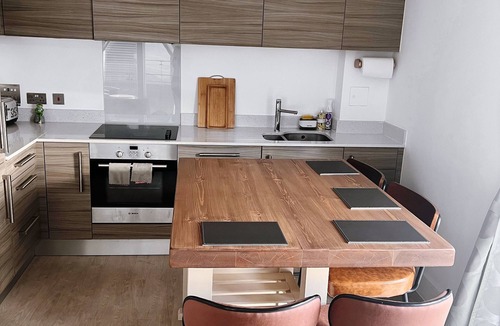 Highams Park House | Elegant Clean & Modern 2-Bed Flat with Balcony Views