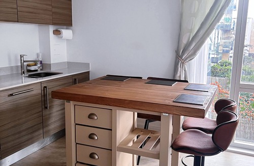 Highams Park House | Elegant Clean & Modern 2-Bed Flat with Balcony Views