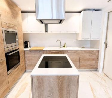 Saint-Laurent-du-Var Apartment | Elegant cocon avec piscine et parking prive