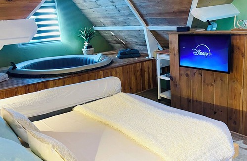 Croix-Caluyau Bed & Breakfast | Elegant, comfortable room with private spa