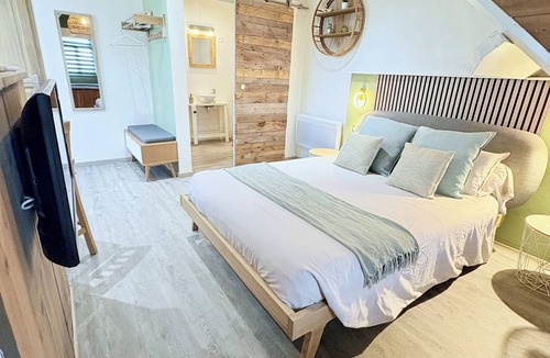 Croix-Caluyau Bed & Breakfast | Elegant, comfortable room with private spa