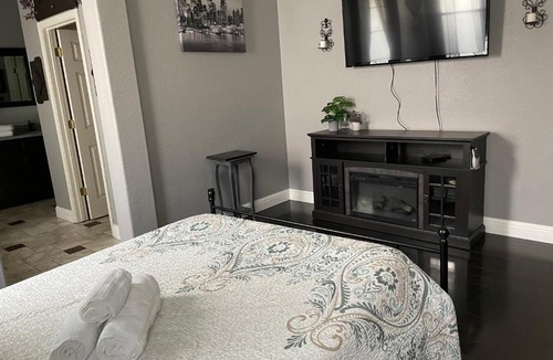 Regency Park House | Elegant & Comfortable Room SMF