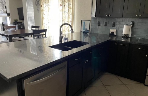 Regency Park House | Elegant & Comfortable Room SMF
