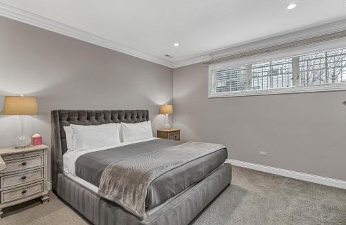 Wrigleyville Apartment | Elegant Condo-Steps from Wrigley Field, 32 Nights condo