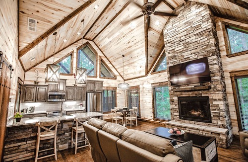 Broken Bow Cabin | Elegant Couples Cabin, Magnolia Design, 5-Star Amenities