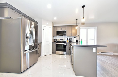 Woodstock House | Elegant cozy 3 bedrooms, 2 bathrooms home with 1 King bed, 2 Queen beds