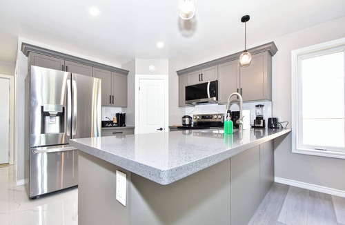 Woodstock House | Elegant cozy 3 bedrooms, 2 bathrooms home with 1 King bed, 2 Queen beds