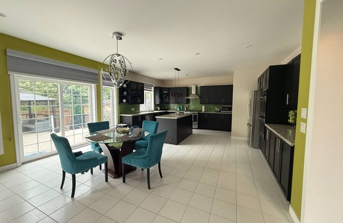 Hamilton House | Elegant & Cozy Designer Home in Meadowlands