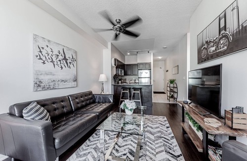 Fort York Apartment | Elegant Downtown Oasis with City and Lake Views Plus Parking!