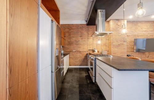 Shaughnessy Village Apartment | Elegant Downtown Stay, Near Bell Centre MTL