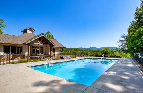 Townsend Apartment | Elegant End Condo Fireplace Community Amenities