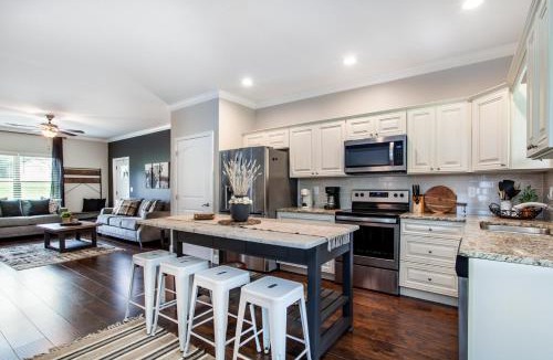 Townsend Apartment | Elegant End Condo Fireplace Community Amenities