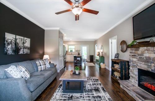 Townsend Apartment | Elegant End Condo Fireplace Community Amenities