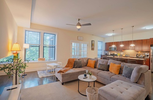 Hyde Park Apartment | Elegant Escape 4BR/3BA near UChicago & Obama Home