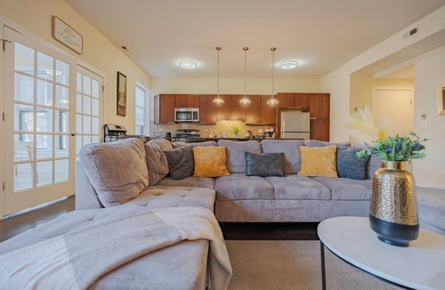 Hyde Park Apartment | Elegant Escape 4BR/3BA near UChicago & Obama Home