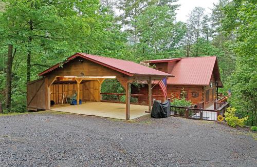 Hidden Lake Apartment | Elegant Escape-Cherry Log GA