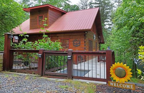 Hidden Lake Apartment | Elegant Escape-Cherry Log GA