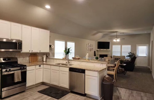 Fresno House | Elegant Escape in central location