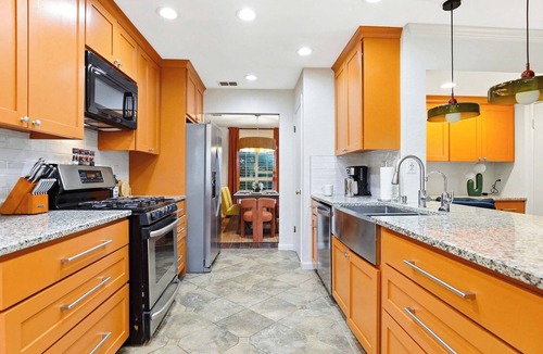 North Central Thousand Oaks House | Elegant Escape Sleeps 14 Games, Pool, Fire Pit