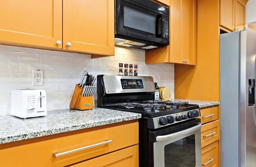 North Central Thousand Oaks House | Elegant Escape Sleeps 14 Games, Pool, Fire Pit