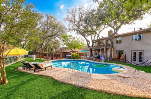 North Central Thousand Oaks House | Elegant Escape - Sleeps 14 - Games Pool Fire Pit