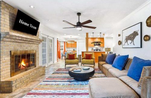 North Central Thousand Oaks House | Elegant Escape - Sleeps 14 - Games Pool Fire Pit