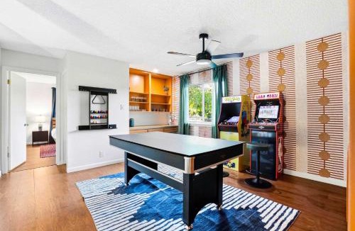 North Central Thousand Oaks House | Elegant Escape - Sleeps 14 - Games Pool Fire Pit
