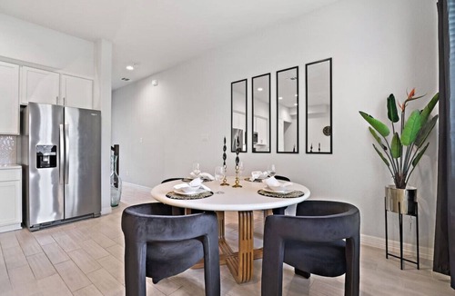 Spring Branch West House | Elegant Fall Home: Fast Wi-Fi - Memorial
