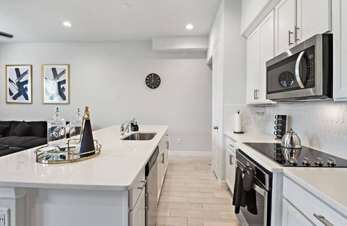 Spring Branch West House | Elegant Fall Home: Fast Wi-Fi - Memorial