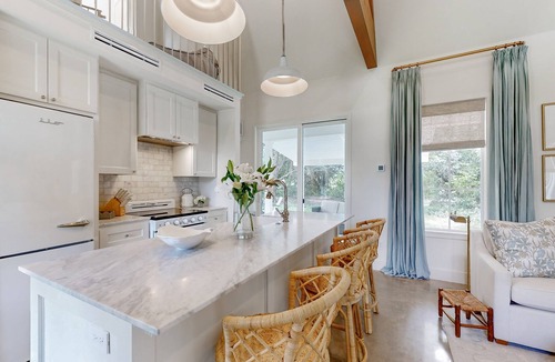 Brenham Cottage | Elegant farmhouse-style cottage between Brenham with porch, open layout & loft