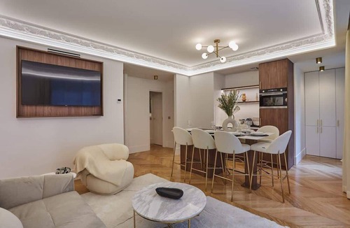 8th Arrondissement Apartment | Elegant Flat Matignon Avenue Faubourg St Honore