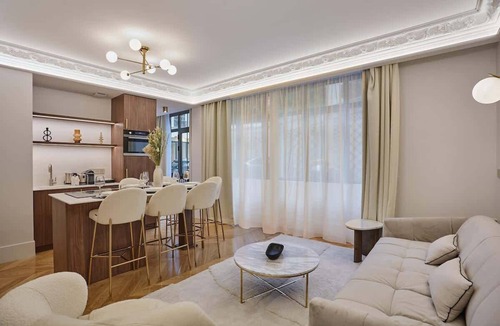 8th Arrondissement Apartment | Elegant Flat Matignon Avenue Faubourg St Honore