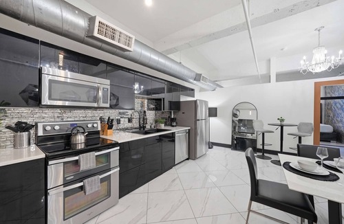Gaslamp Quarter Apartment | Elegant Gaslamp Loft City Views & 99 Walk Score!