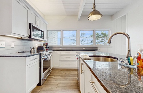 Rye House | Elegant getaway with lovely deck, ocean & sunrise views, foosball & washer/dryer