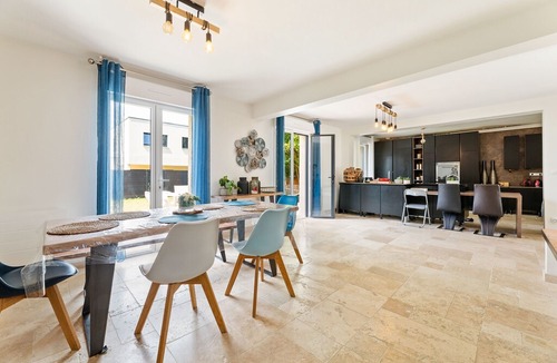 Touques House | Elegant Holiday Home in Touques with Fenced Garden