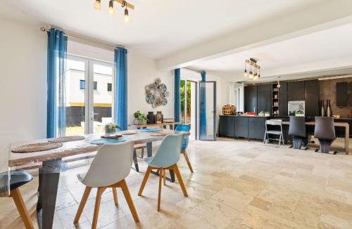 Touques House | Elegant holiday home with fenced garden