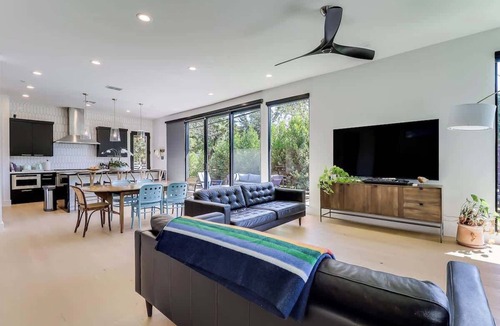 South River City House | Elegant home close to the iconic South Congress St