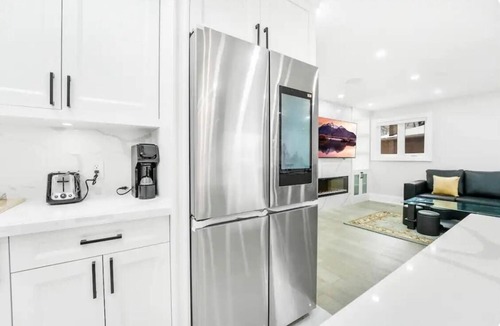 Henry Farm House | Elegant Home – Spacious and Bright for a Relaxing Stay