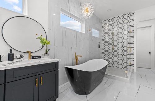Greater Third Ward Villa | Elegant home with Houston cityscape and rooftop