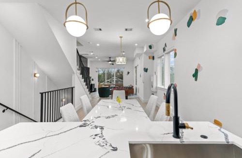 Greater Third Ward Villa | Elegant home with Houston cityscape and rooftop