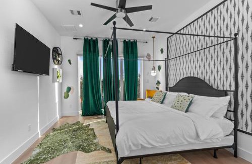 Greater Third Ward Villa | Elegant home with Houston cityscape and rooftop
