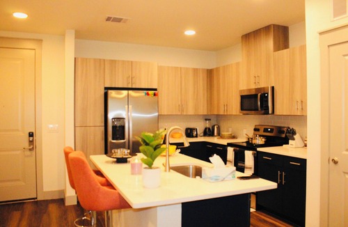 Addison Apartment | Elegant homes with 2TV, free parking and GYM