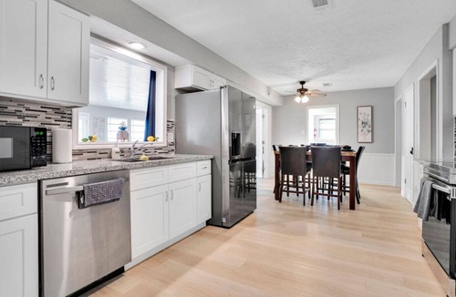 Ponderosa Forest House | Elegant Houston Getaway w/Private Pool & Grill