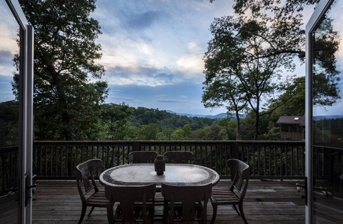 Highlands House | Elegant interior. Sunset views. Walk to town. Professional kitchen. Pet friendly